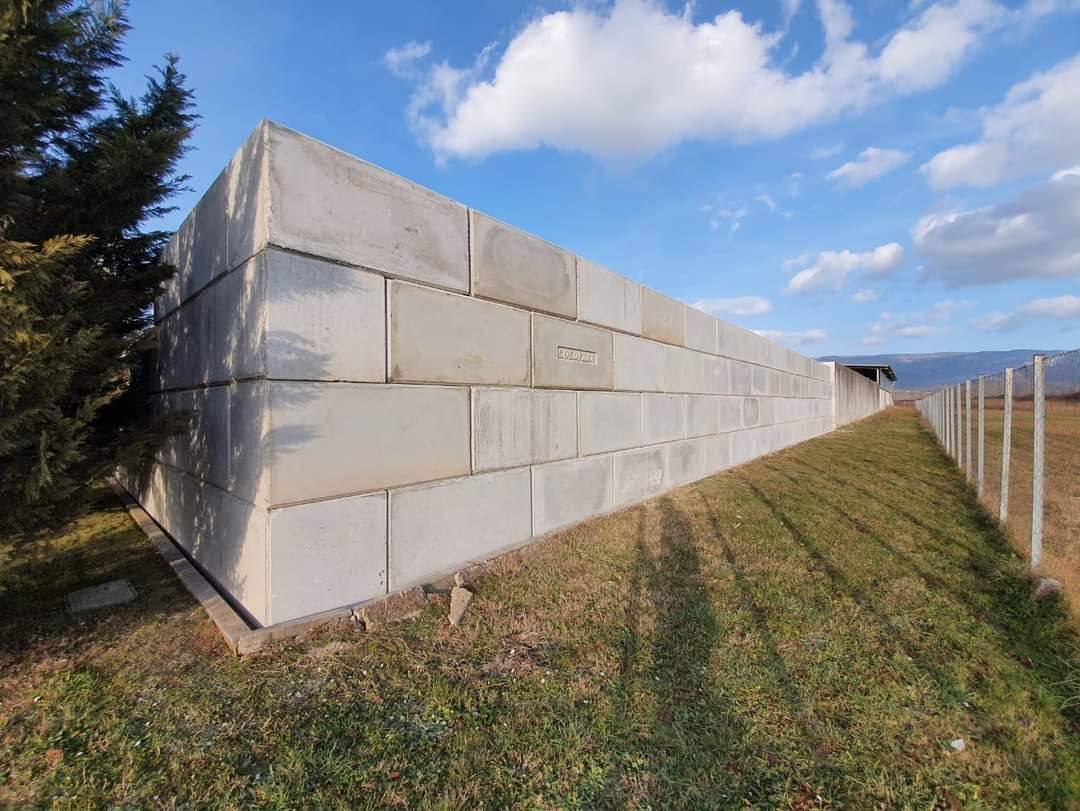 Lange Begrenzungswand aus Betonblocksteinen