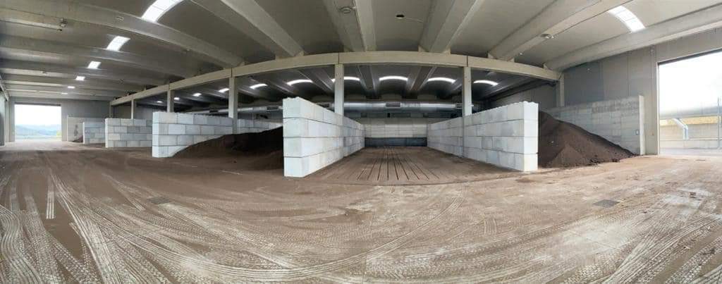 Schüttgutboxen aus Betonblocksteinen in einer Lagerhalle