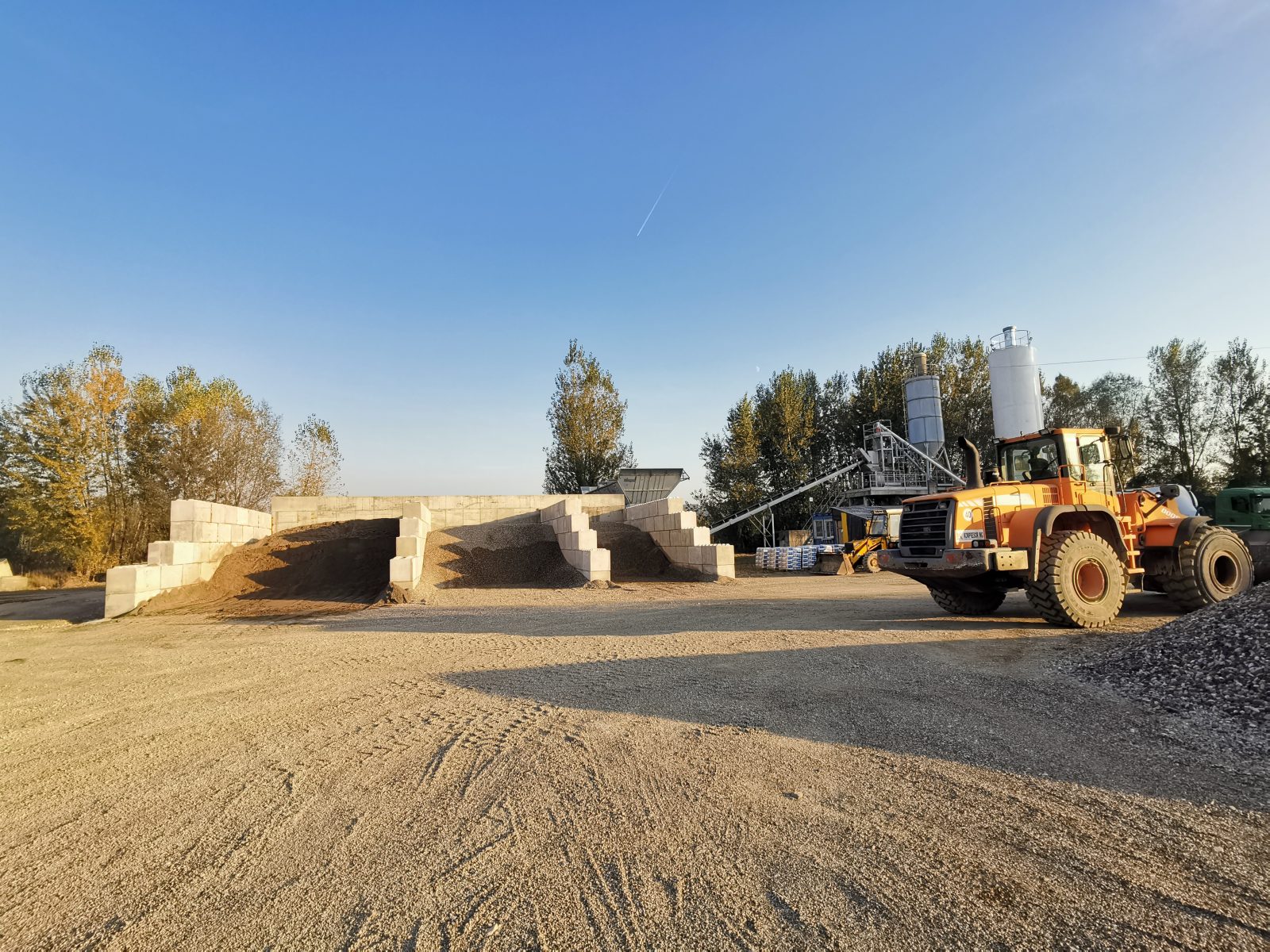 Schüttgutboxen aus Betonblocksteinen mit Radlader an einem Werk