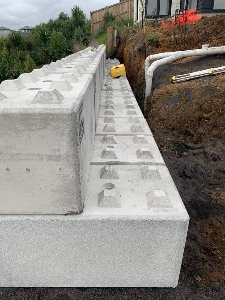 Stützmauer aus Betonblocksteinen mit Stapelsystem mit Zentriernoppen an einer Baugrube