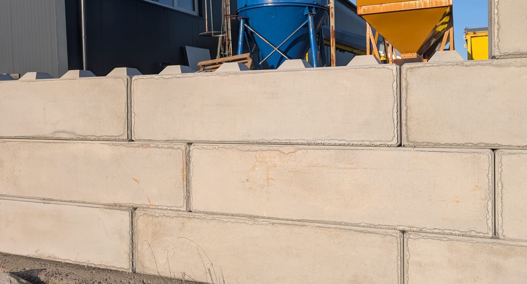 Schalglatte Oberfläche der Betonblocksteine: Mauer im Läuferverband auf dem Werkgelände